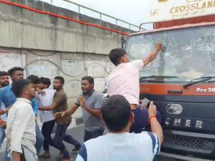 VIDEO of family members uproar on Gajraula Highway came to the fore