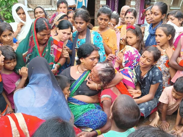 Child dies due to drowning while taking bath in puddle | पोखर में नहाते ...