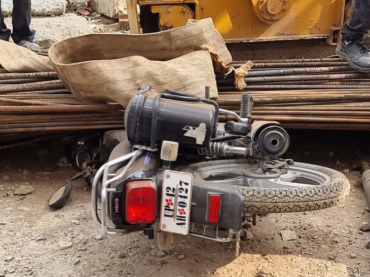 Broken safety belt gallant machine fell on the bike while lifting the ...