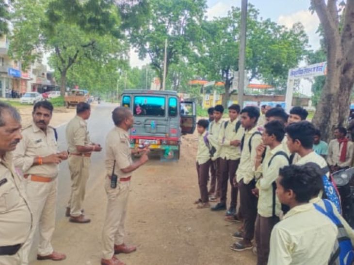 Azad Nagar police explained to the children, made a challan of 3 ...