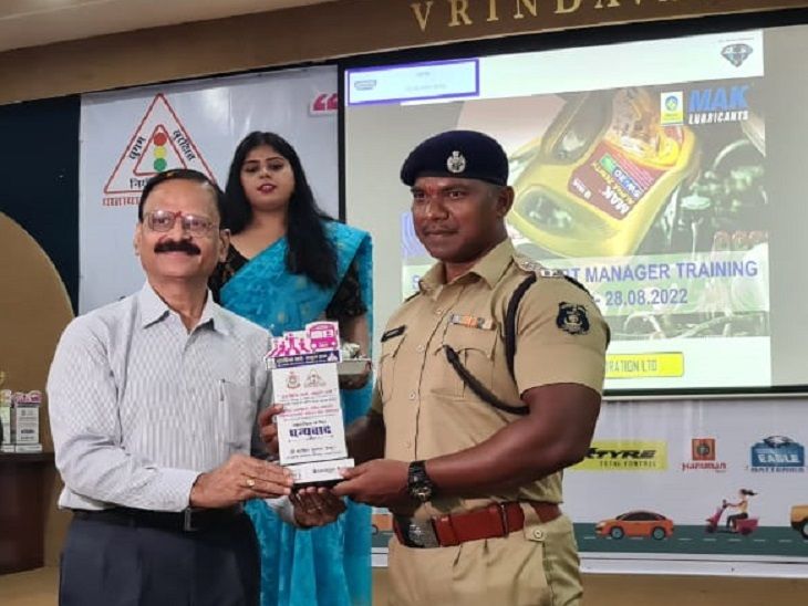Traffic DSP gave tips to prevent school bus accident; | ड्राइवर सीट के ...