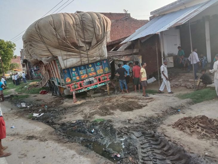 Uncontrolled truck full of straw entered the house breaking the ...