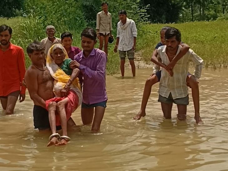 Residents of Bendigarh Tapra reach the city by crossing the overflowing ...