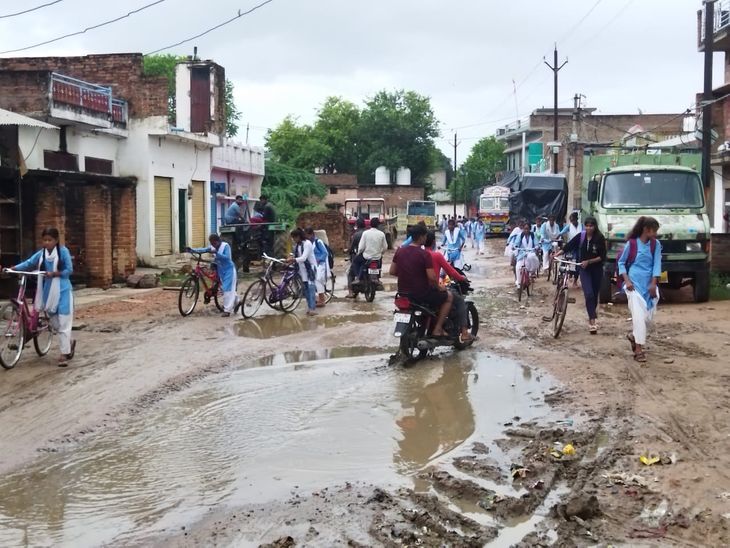 Major roads turned into ponds, it was difficult to walk between ...