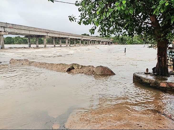 6 feet of water flowing on the bridges of Betwa and Jamni rivers