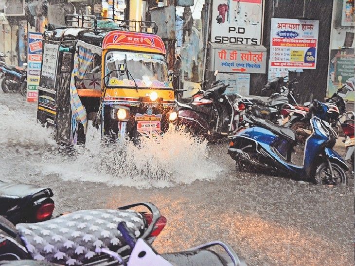 60 mm of rain in 2.30 hours, water filled up to 3 feet on the roads