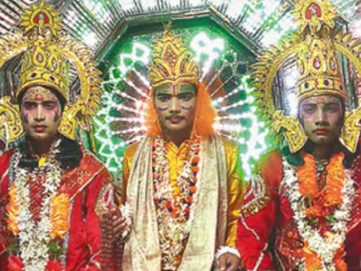 People performed the aarti of Lord Rama by showering flowers everywhere ...