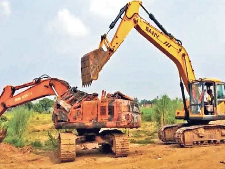 Police came into action... 20 Poklen machines seized from Amnabad Diara ...