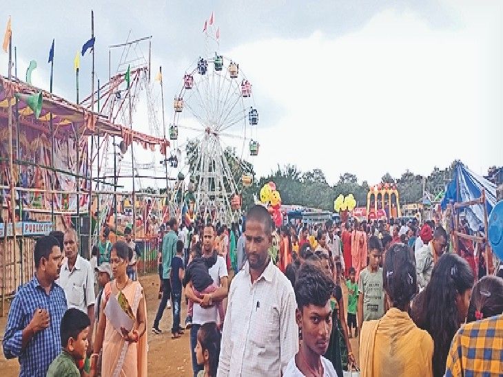 Chatra fair in full swing, people are enjoying swing, break dance etc ...