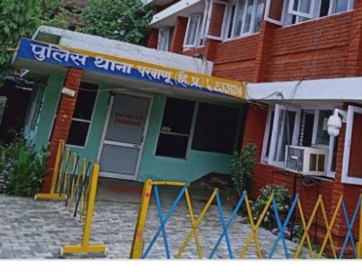 Solan: The car driver ran after hitting the bike rider | बाइक सवार को ...