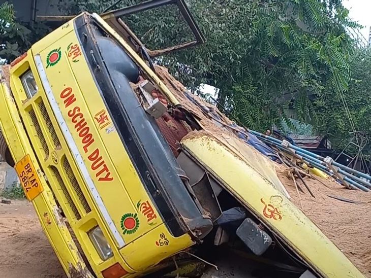 Breaking the railing of the bridge fell on the bus below, completely ...
