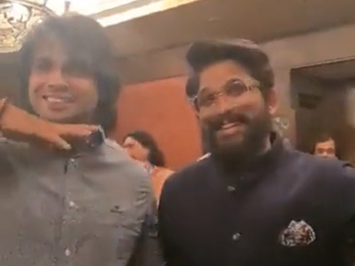 Neeraj Chopra copies Pushpa's signature pose, Poses with Allu Arjun ...