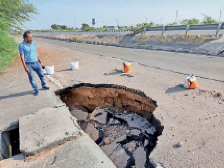 10 feet wide pit on National Highway, there may be a big accident