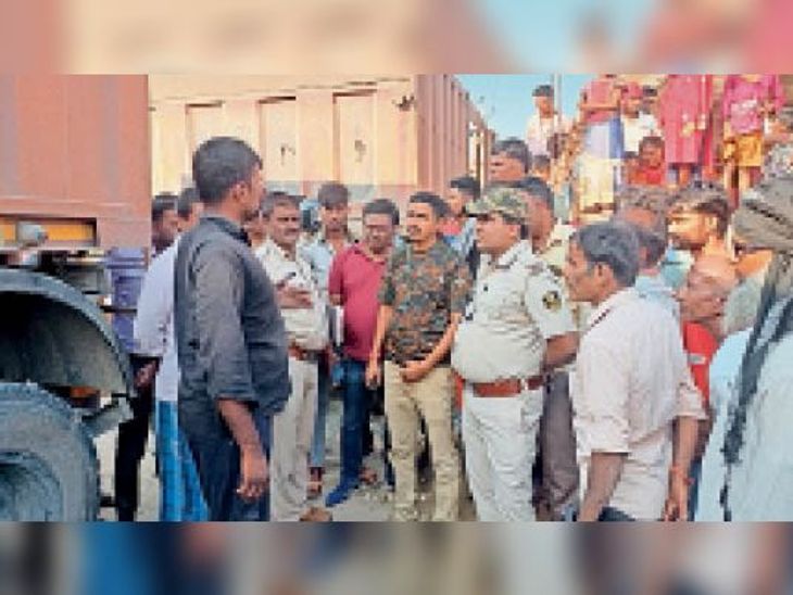 Truck rolled while trapping rod to hitch, Gorakhpur driver Satish dies ...