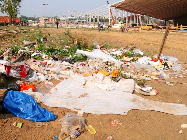 Garbage was not picked up from the fair ground, dirt on the streets of ...