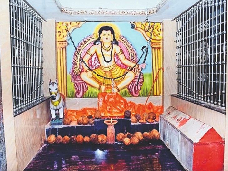 Baba Virajit in the shade of Neem and Semar, every year after ...