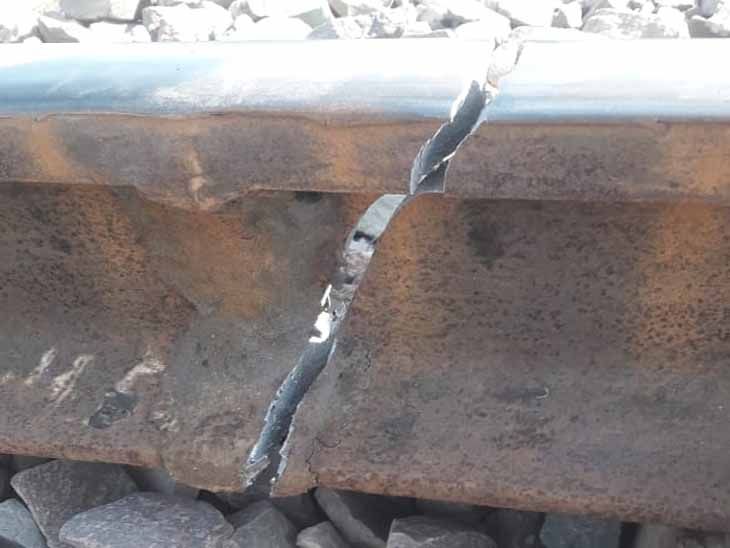 The crack was seen in the railway track, the villager stopped the goods ...