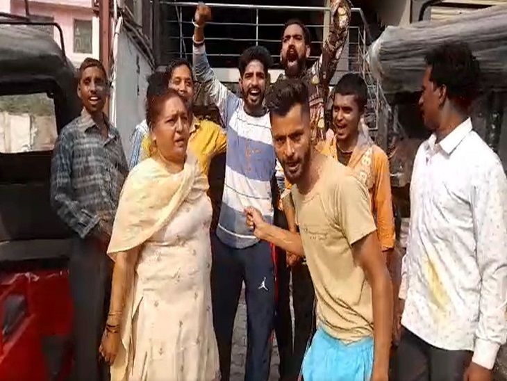 E-Rickshaw operators Ruckus Before E-Rickshaw Agency, Said - Service is ...