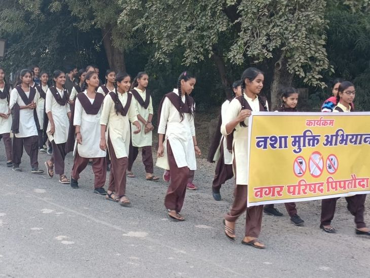 SDM worshiped the tree in Javra, children took out a rally in the ...