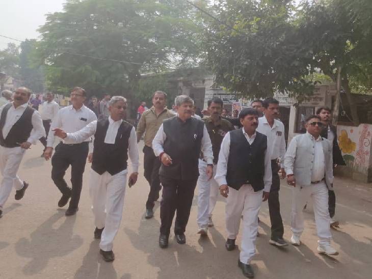 Advocates closed Tehsil and Treasury along with Bar and Lawyers