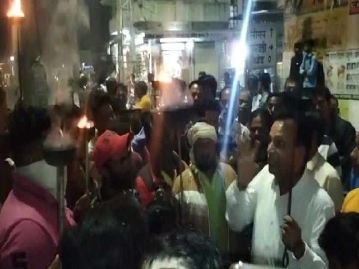 Villagers' protest continues outside Dhod police station, said ...