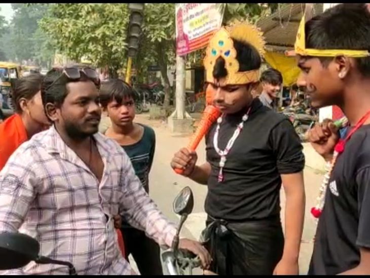 unique-way-of-traffic-police-people-who-came-out-wearing-cartoon-of