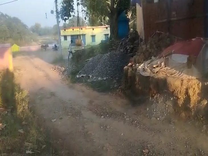 Goons occupied the common road in Dindol village of Mungeli, people ...