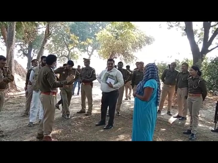 The woman said - We live nearby, the children get scared, the police got the dead body buried | औरैया में शव दफनाने को लेकर दो पक्ष भिड़े: महिला बोली- हम पास में रहते हैं, बच्चे डर जाते हैं, पुलिस ने दफन करवाया शव - Auraiya News | Dainik Bhaskar