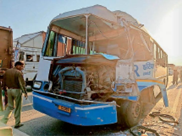 Roadways bus coming from Jaipur to Rewari met with an accident ...