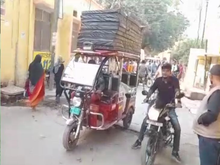 CCTV footage of retired nurse carrying goods from e-rickshaw came to ...