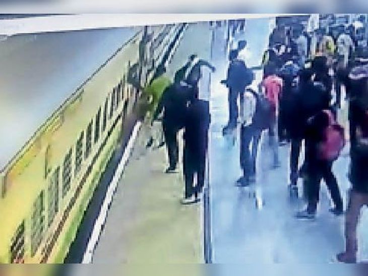 While boarding a moving train, the young man fell due to slipping, went ...