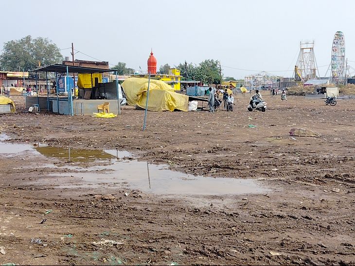The mud in the field is causing problems to the shopkeepers in setting ...