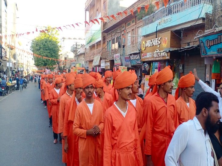 rajasthan barmer swami vivekananda yatra, 75 youth dressed as Swami ...