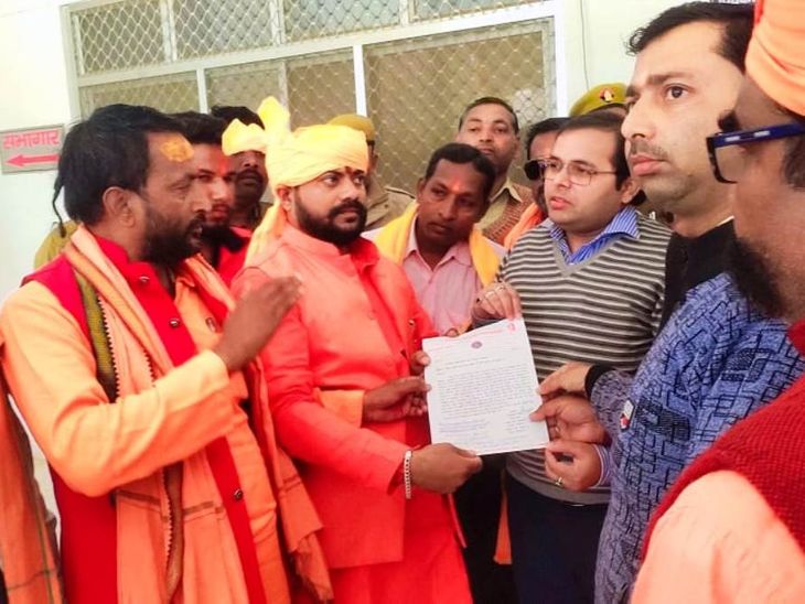 Protest submitted memorandum, said Shahrukh does not like saffron, so