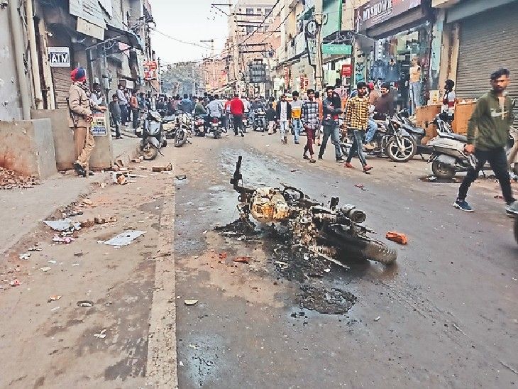 People thrashed the snatcher and then set the bike on fire; Jacket ...