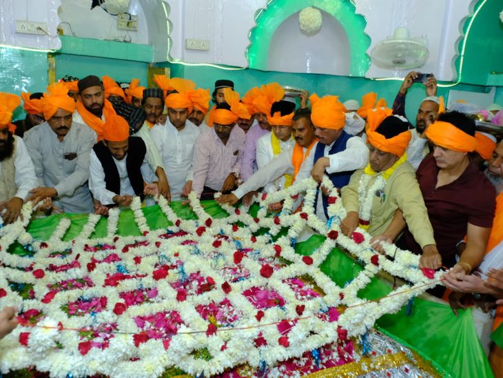 Qawwals presented Kalam in the glory of Baba Kamal, crowd will throng ...