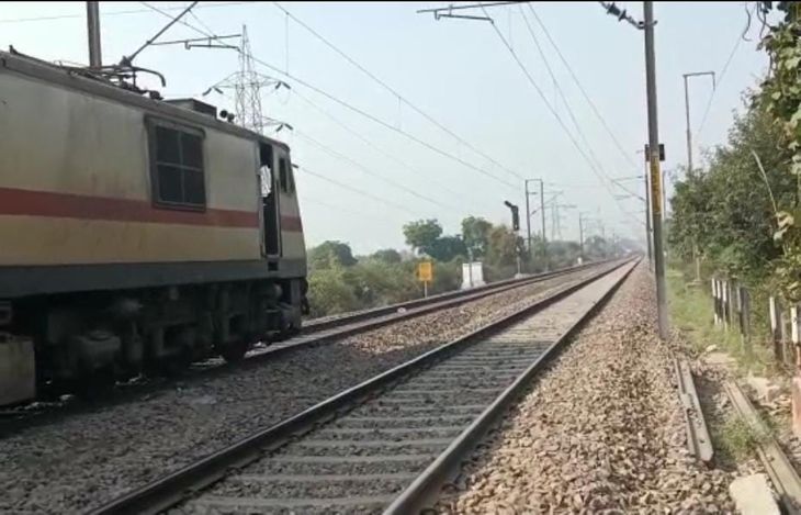 Video of two trains on one track went viral, after investigation the ...