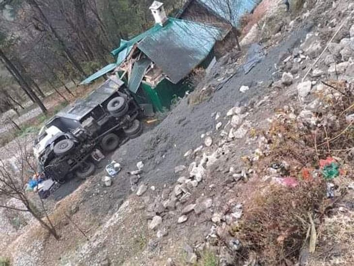 Accident due to riot in Chamba; Tipper fell down the road, driver and ...