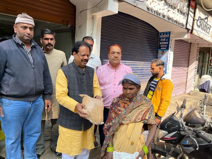 Former Municipal President Rakesh Rai distributed grains to the poor ...