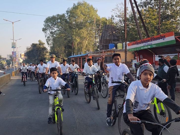 Children, old and young people participated in 15 km cycle rally ...