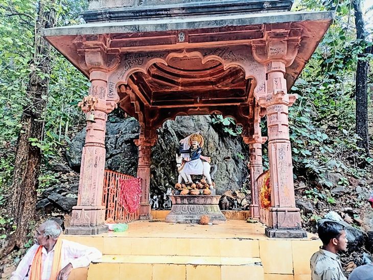 People reached Jamdi Pateshwar Dham by climbing 416 stairs to see the ...