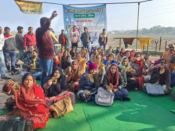 Demonstration by eating half roti in Datia | संविदा स्वास्थ्य कर्मियों ...