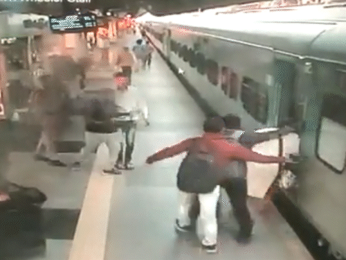 Pune Woman fell down while trying to catch train, VIDEO, Daughter's ...