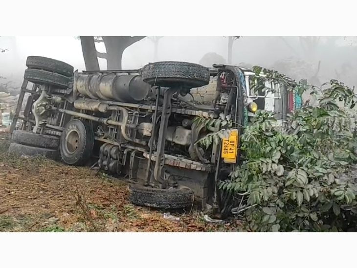 The truck overturned in the ditch to save the cattle in the mist of fog ...