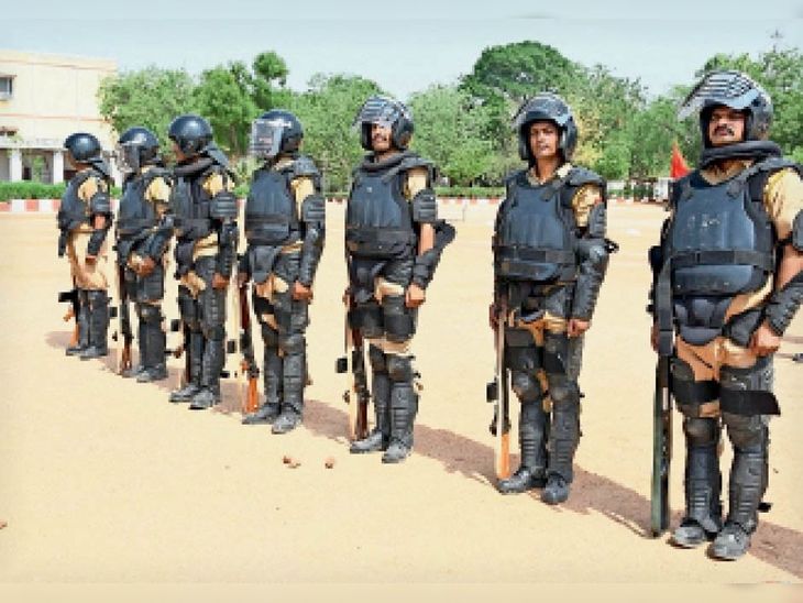 40 fit soldiers are selected and trained by experts उर्स मेले में