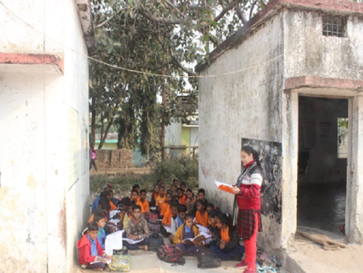 chhattisgarh news। Large cracks in the walls of the school, plaster ...