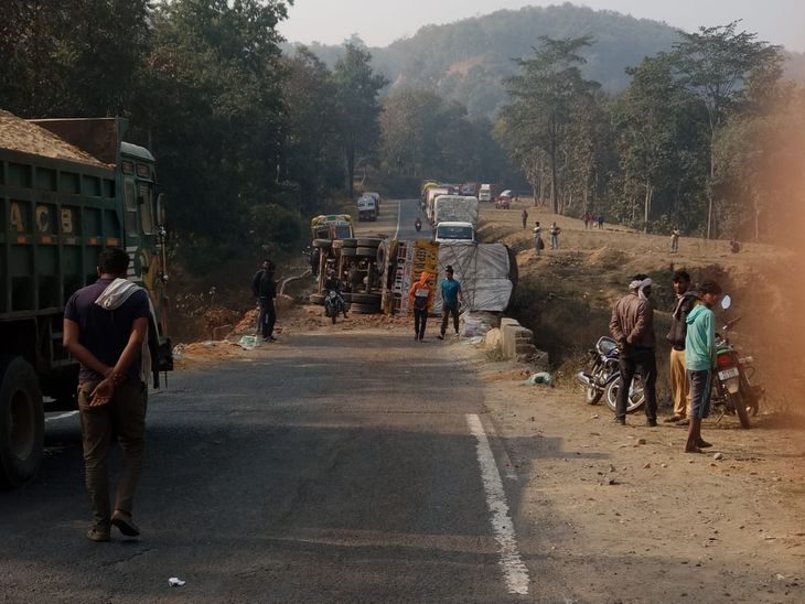 Jam on Bhopal Nagpur Highway. Passengers going after a round trip of 35