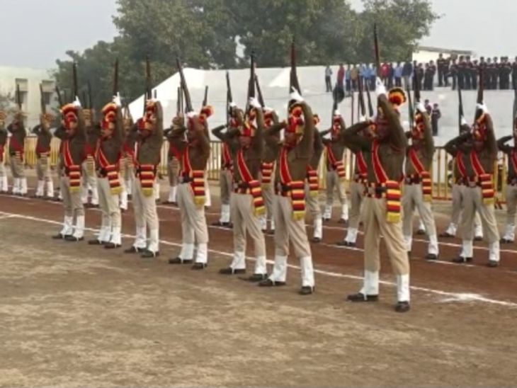 Officers including Collector, SP inspected the parade ground | गणतंत्र ...