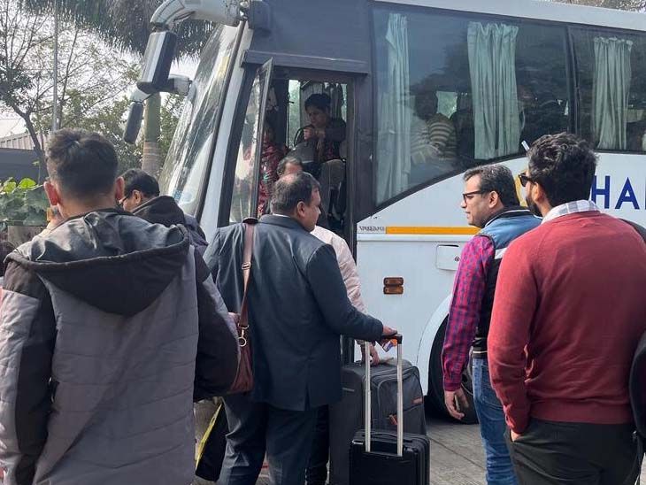 Passengers of UjjainBhopal bus got off after fire in the train coming
