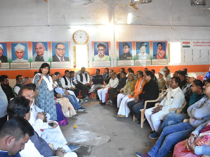 Former minister Vijayalakshmi Sadho took a meeting of workers, got ...